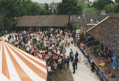 605944 Afbeelding van de aanwezigen bij de ingebruikstelling van de gerestaureerde houtzaagmolen De Ster in het ...